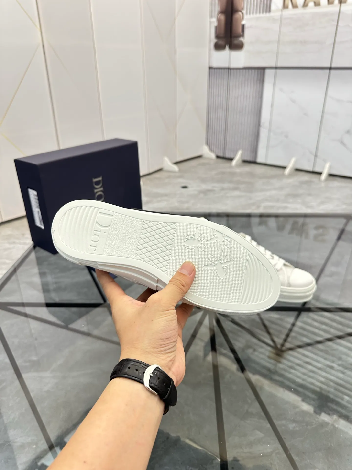 Selling men's shoes 💰: 💰P400¥ Product trademark: Dio* "Dior*" low-top casual shoes Regular size: 36-45 (can be customized to 46) Couple style B23 Product materials: Upper imported original fabric, breathable lining, original outsole. No.: 007